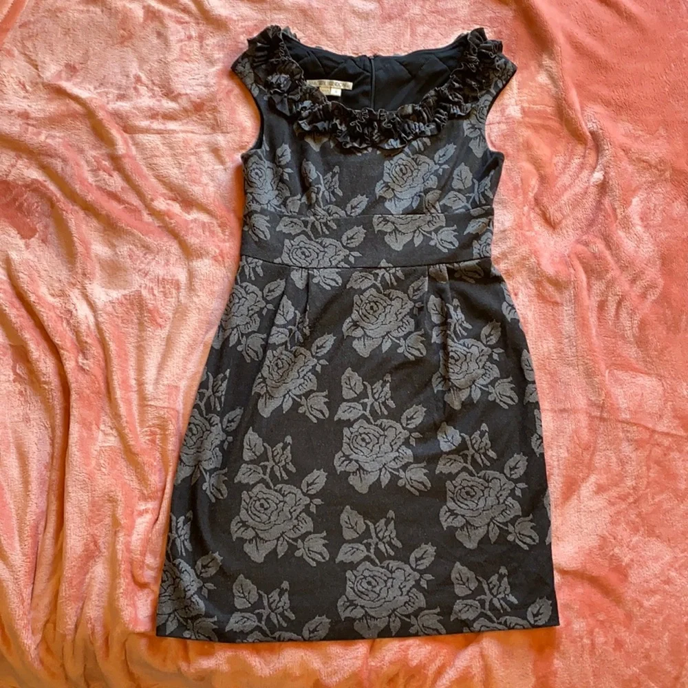 Maggy London Dress Gray Sleeveless Ruffle Rose size 6